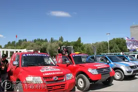 越野赛车车队开上街头巡游图片