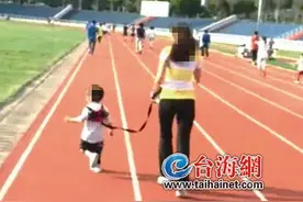妈妈牵绳带孩运动 “防走丢牵引”产品褒贬不一图片
