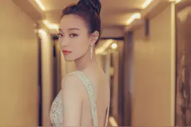 倪妮晒美背宛若仙女 许晴林允儿刘亦菲靠美背吸睛的女星图片