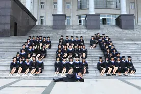 最阴盛阳衰毕业照！全班仅1名男生 盘点一周奇闻趣事（5.6-5.12）图片