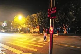 行人深夜过街按钮 为何几乎成了摆设？图片