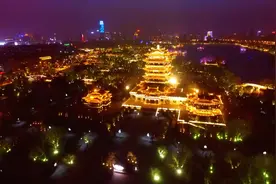 航拍春节期间济南大明湖夜景，灯光璀璨、美轮美奂视频封面