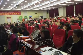 首发初三一模数据！家长冒雨赴场图片