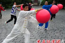 全民健身重庆市民流行“龙珠操”图片