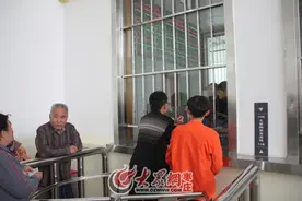 枣庄东站启动人工售票 网友相约体验首班列车图片