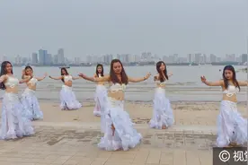 武汉：美女长江岸边跳肚皮舞，路人围观不看白不看图片