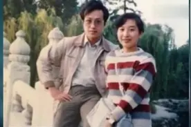 央视主持罗京妻子早已二婚，儿子成这般模样视频封面