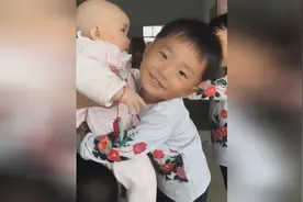 调皮的双胞胎兄弟轮流抱小妹妹，抱完还要玩亲亲，真是太有爱了！视频封面