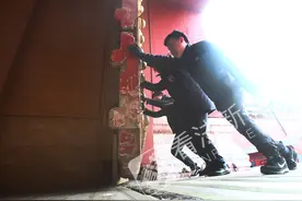 故宫开门人：午门需三四人一起才能推开 顶风时需用顶门杠图片