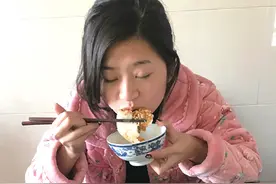 月薪3万杭州女模特回老家过年 “放飞自我照”火了图片