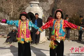 甘肃甘南藏乡小村闹新春 演绎原生态民族歌舞图片