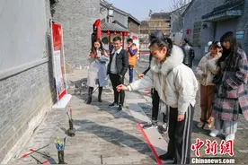 江苏泰州古街区新年趣味挑战活动受游客热捧图片