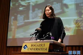 朱婷荣获2017土耳其海峡大学体育奖最佳排球运动员图片