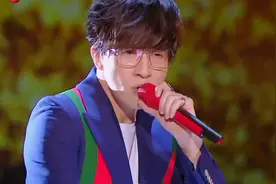 薛之谦携新歌《骆驼》亮相江苏春晚，嗓音深沉歌词内涵，观众尖叫不断！视频封面