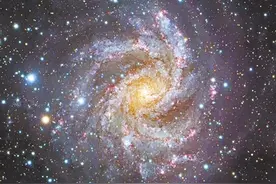 星空中的烟花图片
