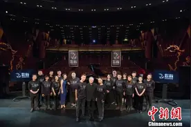 艾伦·曼肯到访上海为中文版音乐剧《美女与野兽》造势图片