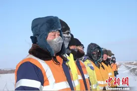 “神州东极”养路人：七级大风中高空“起舞”图片