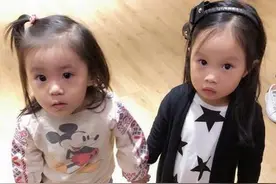 名媛关颖女儿巧遇咘咘 萌娃手拉手大眼互望图片