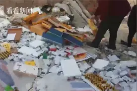 来路不明保健品遗弃路边 大爷大妈疯抢还试吃图片