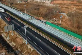 全球首条光伏公路现身济南 汽车可边跑边充电图片
