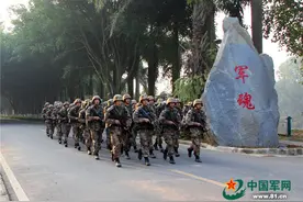 山岳丛林，侦察兵上演《我是特种兵》图片
