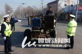 聊城男子无证驾驶“四不像” 车被查扣行拘15天图片