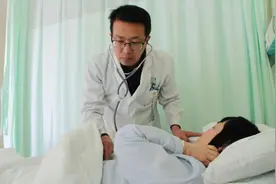 女子凌晨坐飞机突然浑身出汗意识模糊，上海医生用糖水施救图片