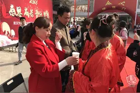 高三学生成人仪式上道感恩，父母热泪长流图片