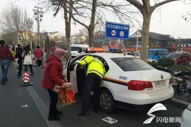 德州一八旬老人逛庙会突感不适 热心交警护送回家图片