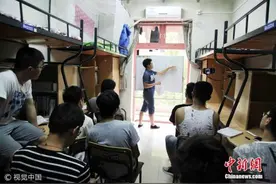 贫穷限制了想象力！补课费已成为家庭沉重开支图片