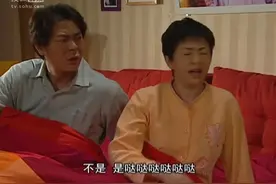 你们快去看看，他在屋里抽风呢