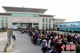 广西东兴—越南芒街“一日游”春节持续火爆图片