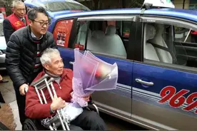 暖心丨华山医院等十家医院病人回家过元宵 海博出租车免费送病人出院图片