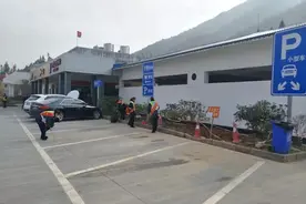 用最美的路容路貌扮靓桂林，桂兴高速志愿者在行动图片