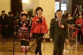 教大家手语“谢谢你” 十九大手语翻译周晔：我可以讲话图片