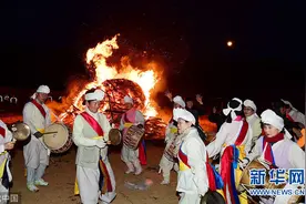 韩国首尔举行野火节庆祝活动 点燃篝火祈丰收图片