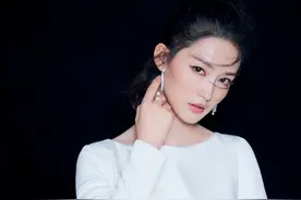 李沁出席活动 修身白裙上演“美背杀”图片