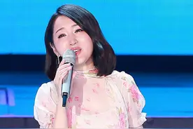 47岁杨钰莹穿花朵裙亮相 人美歌甜面似凝脂图片