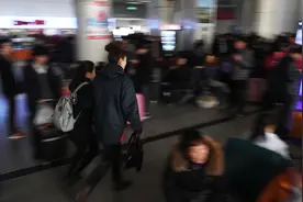 （关注春运·图片故事）（1）便衣警花的春运反扒“暗战”图片