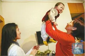 二孩妈妈苦乐“新生”图片