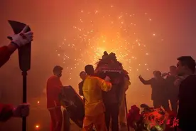 黄陂舞“僵狮”闹元宵，武汉铁警护线保平安图片