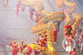 白沙古镇20万人闹元宵 非洲友人变身舞龙高手图片