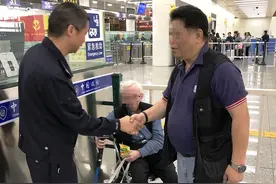 七旬美籍老人元宵节走失 边检民警助其回家图片