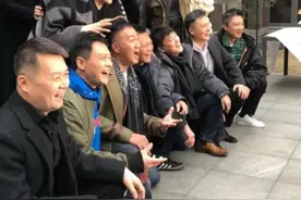 30周年班会胡军与老同学聚首 儿子康康变身小摄影师图片