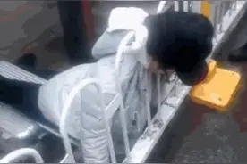 “夺命”护栏又闯祸！年轻女子不慎摔倒遭遇“卡脖死”！图片
