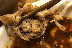 美蛙肚中吃出“方便面”吓坏成都妹子？专家：是蛙的性腺不是虫，可吃图片