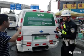 车上不能随意贴广告哦，贵阳交警开展专项治理，首日44名司机被处罚图片