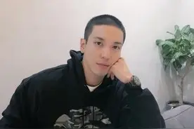 郑容和3月5日入伍 晒平头照片向粉丝道别：等等我图片