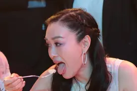 钟丽缇现身晚宴张嘴大快朵颐 秀丰满肉膀珠圆玉润图片
