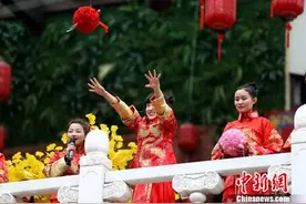 元宵佳节西安民众热闹逛庙会图片